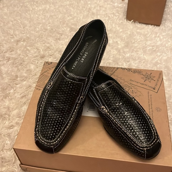 Two pair of Donald Pliner’s driving moccasins size 8. Excellent condition. - Picture 4 of 6
